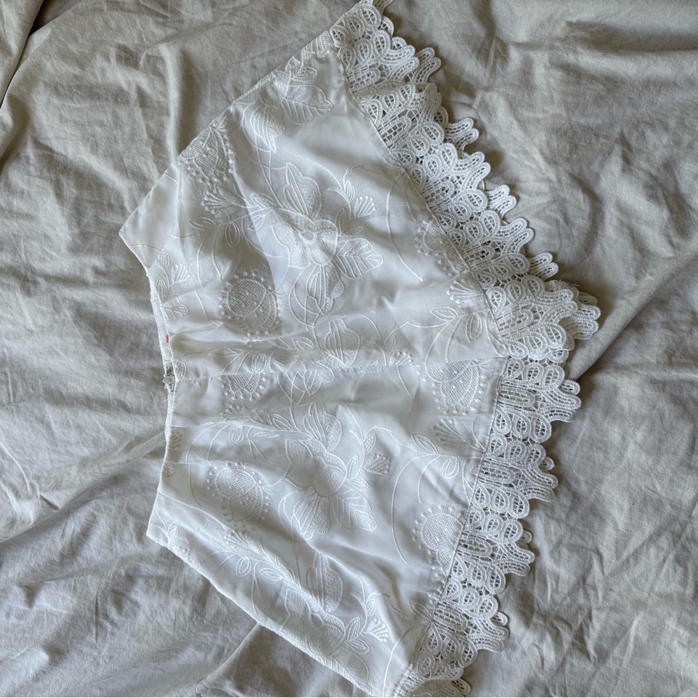 Elegant White Floral Lace Shorts